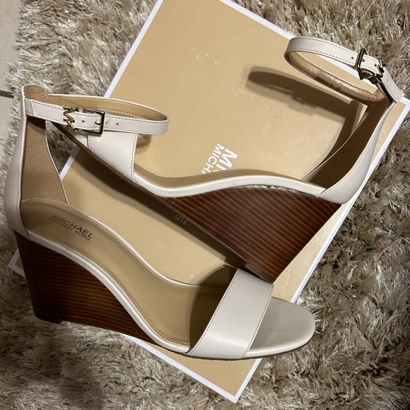 Michael Kors Light Biege Wedges women’s size 7 1/2 - Picture 2 of 3